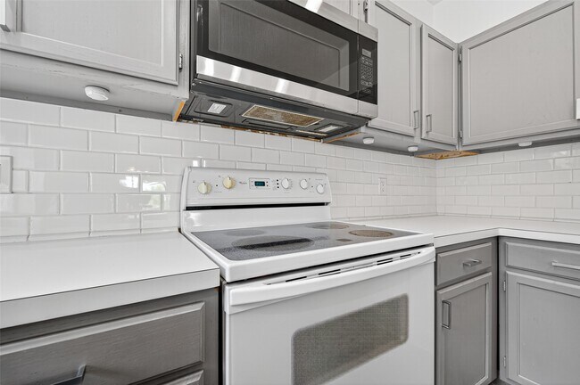 Building Photo - 319 Fantasy Ln