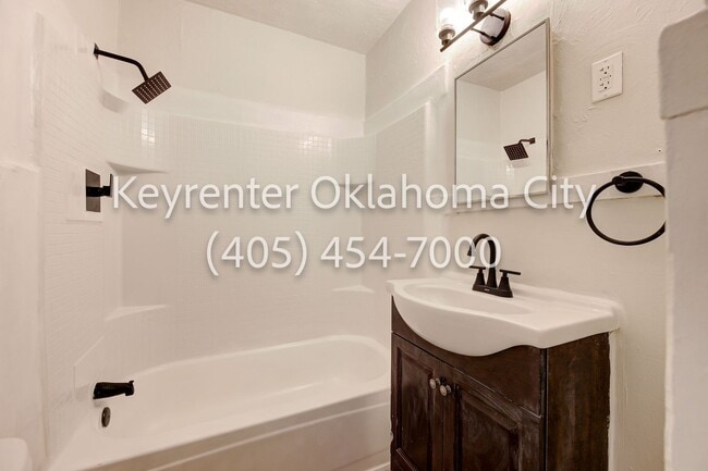 Building Photo - N Willow Ave Duplex