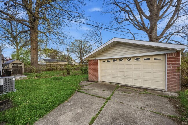 Building Photo - Come see your new home!