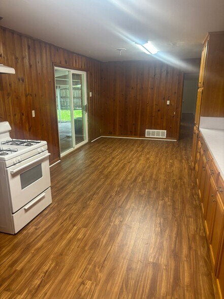 Building Photo - 605 N Joyce St