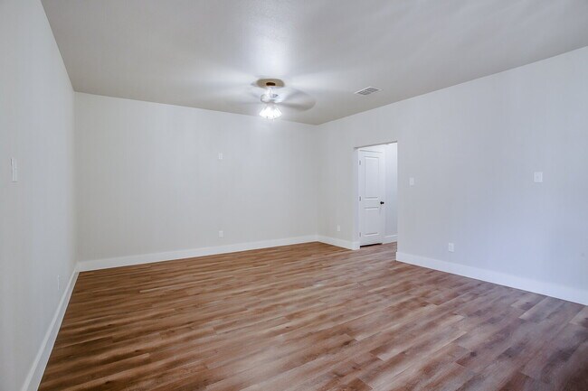 Building Photo - Wonderful Townhome in Cooper District!