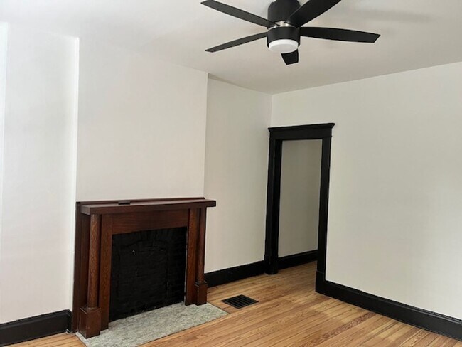 Building Photo - Welcome to your German Village Townhouse.