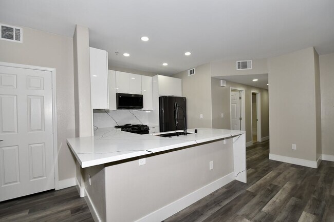 Building Photo - Stunning 2 Bed 2 Bath  1 Attached Garage at Vistana