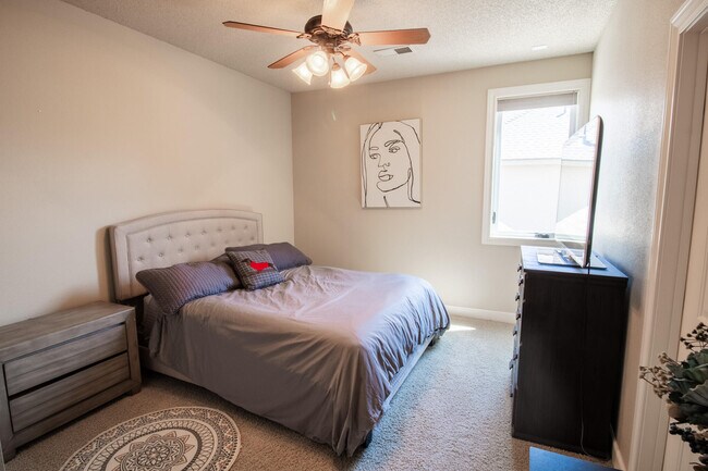 Building Photo - 306 N 10th St