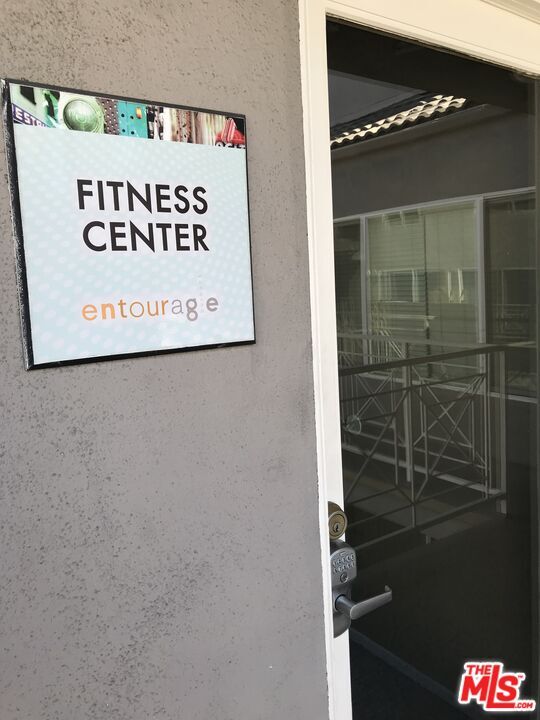 Building Photo - 355 N Maple St