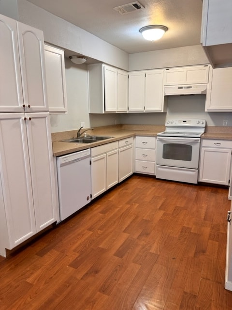 Kitchen with white appliances - 7720 Sable Ln