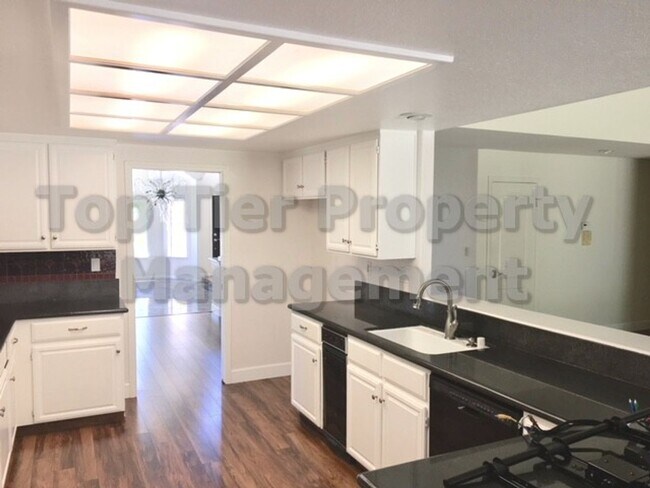 Building Photo - Beautiful 4 Bed / 2 Bath / 2,660 sqft Sing...