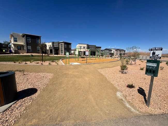 Building Photo - 3 Bed Condo In Desert Color!