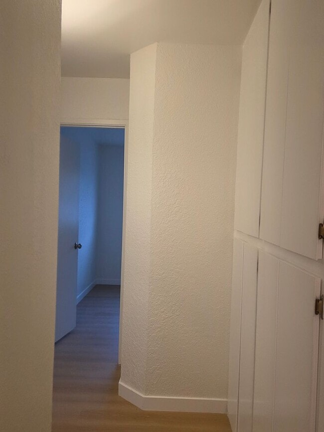 Building Photo - 4402 White Lane #A - Apartment