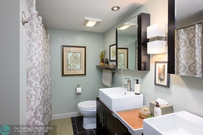 Building Photo - 2705 S Oakland Forest Dr