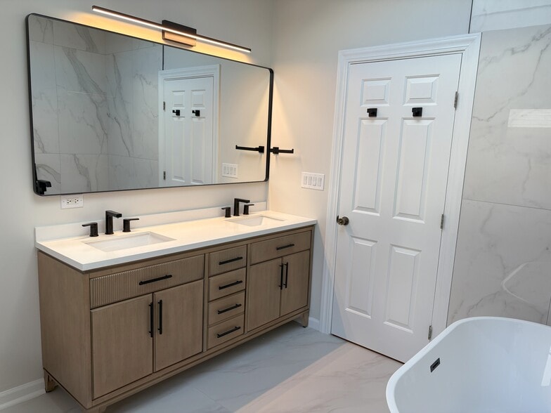 master vanity - 2234 W Melrose St