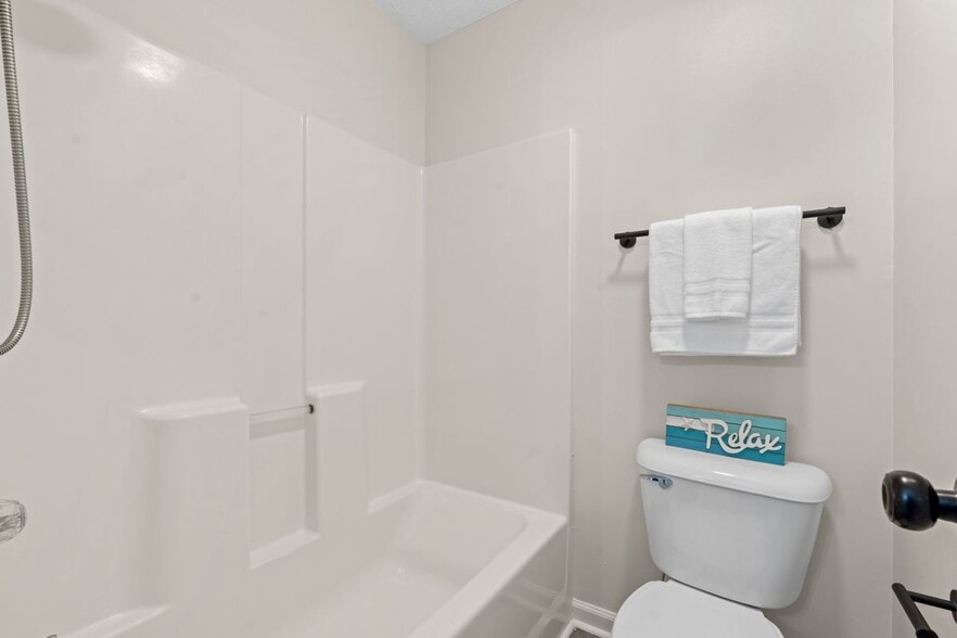 Building Photo - 412 Pinehurst Ln