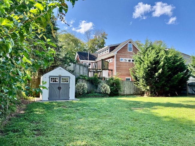 Building Photo - 3-Bedroom Home In Laurel Manor - Fenced Ba...