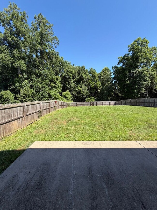 Building Photo - Large 4 Bedroom 2 1/2 Bath Pet Friendly Home For Rent!