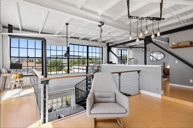 Building Photo - Industrial Chic 3bed/3bath loft style cond...