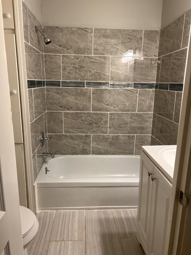 Building Photo - Charming 4 Bdrm, 3 Bath Home | U of M Area | Open To Section 8