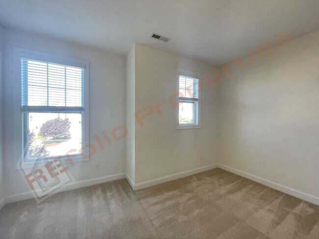 Building Photo - Beautiful 5 Bedroom End Unit Townhouse wit...