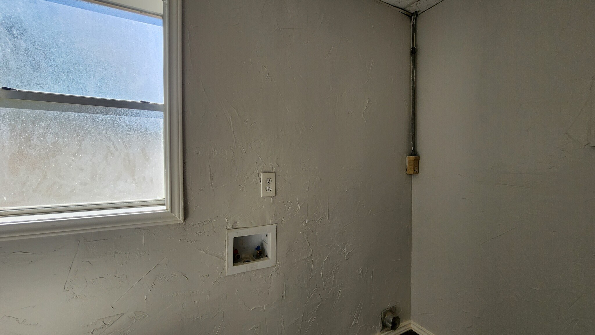 Full Bath 2 & Hookup Laundry - 2651 Roger Williams Dr