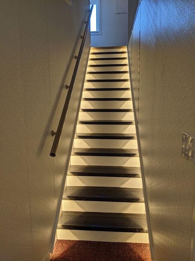 Building Photo - 3 Bedroom 2 Bath Orchards House