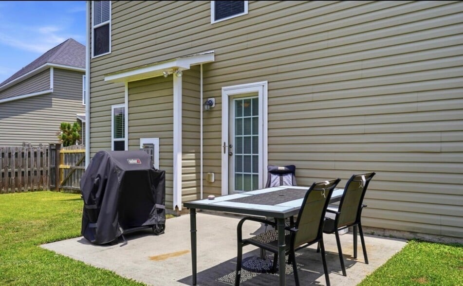 Building Photo - 553 Montego Ct