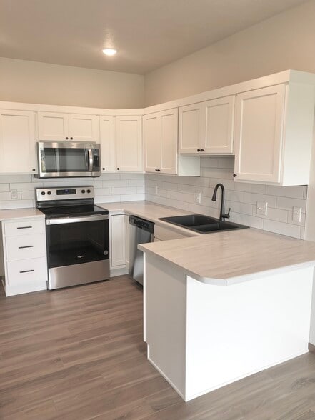 Building Photo - 5104 S Dubuque Ave