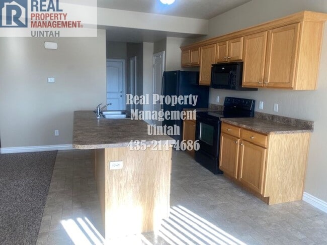 Building Photo - 3 Bed 2.5 bath Townhome. MOVE IN SPECIAL!!...