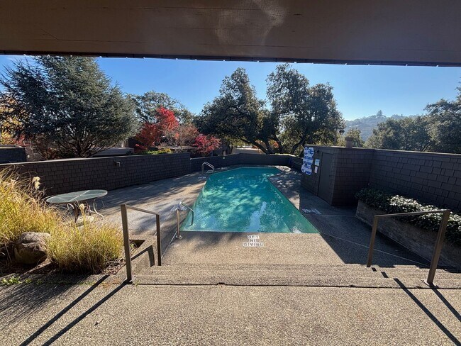 Building Photo - Large 2 bedroom 2.5 bathroom Bennett Valley Home with community pool and views