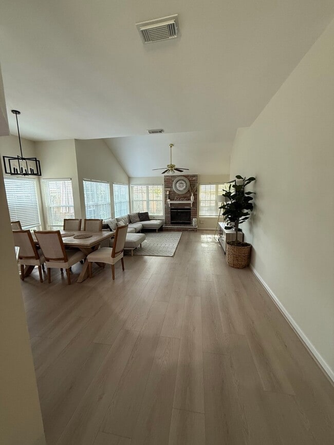 Building Photo - 4823 Sunshine Dr