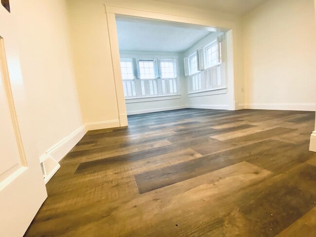 Building Photo - New Remodeled Downtown Home w/ detached carriage house, fenced back yard,