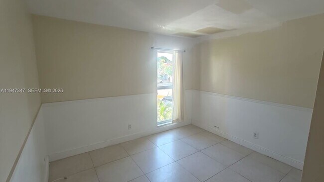 Building Photo - 5214 NE 6th Ave