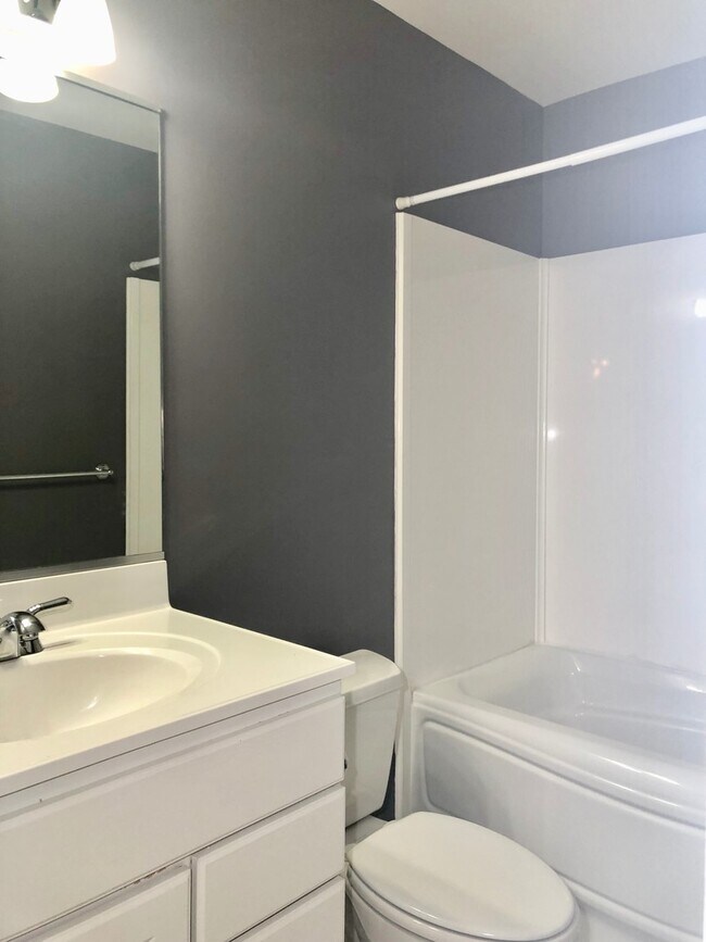 Building Photo - Updated 2Bed/2Bath Top-Floor Towson Condo ...