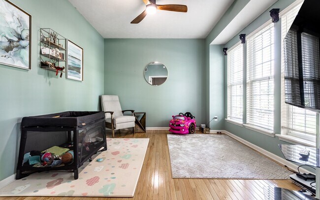 Building Photo - Spacious 5-Bed Home with In-Law Suite, Fin...