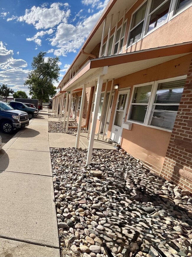 Building Photo - 214 W 7th St