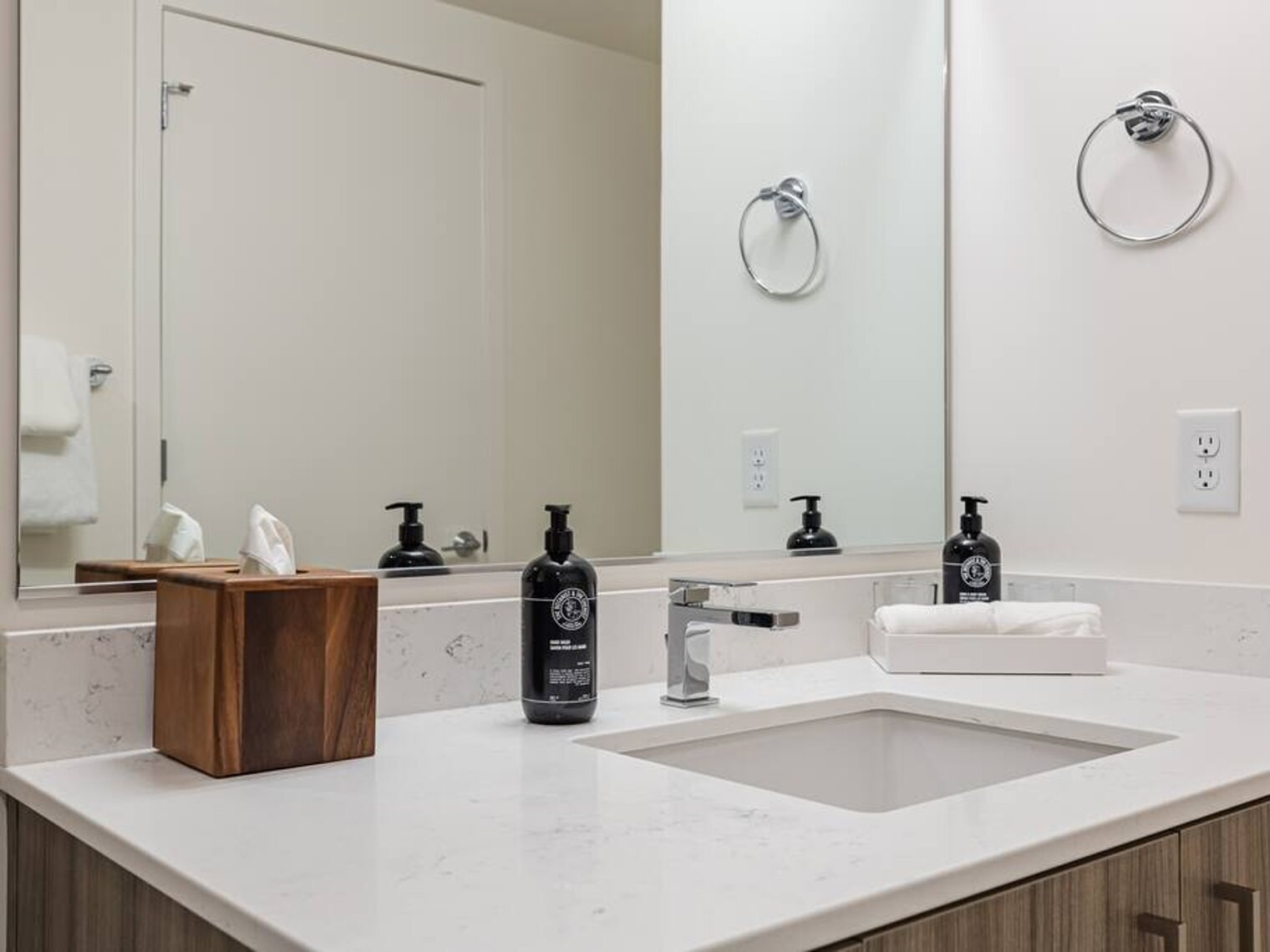 Building Photo - 1550 NW Naito Pkwy