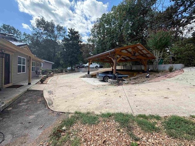 Building Photo - 129 W Lakeshore Dr