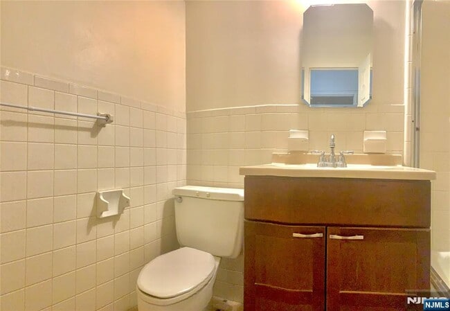 Building Photo - 1590 Anderson Ave