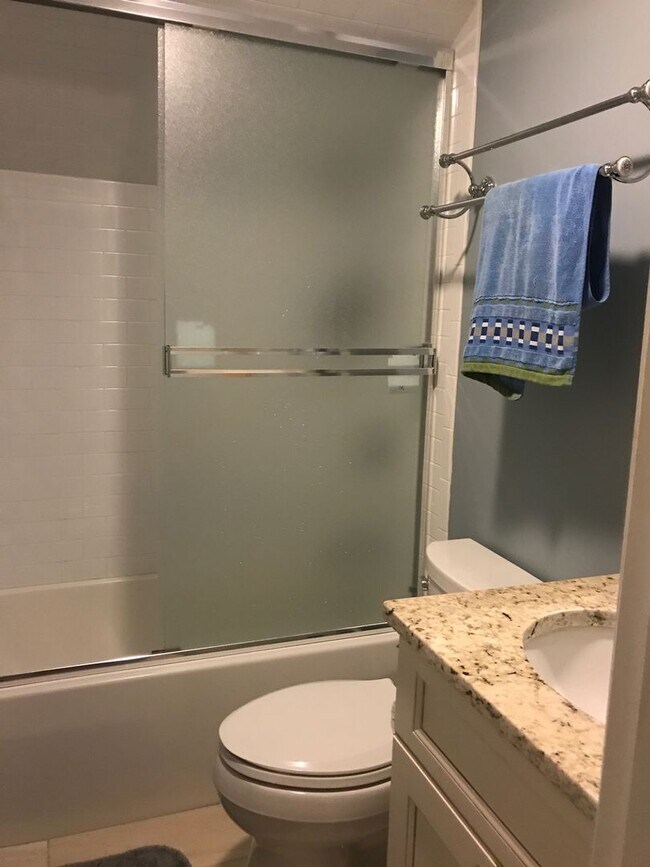 Building Photo - 28 Nash St