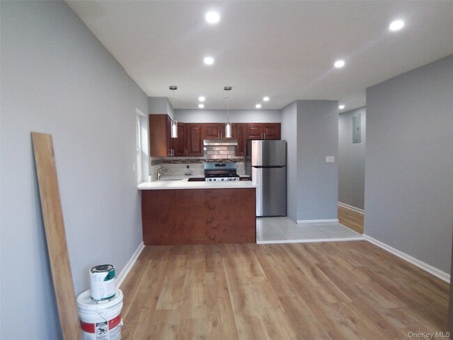 Building Photo - 1008 E 228th St