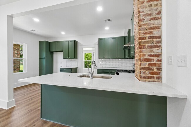 Building Photo - 1321 NE 9th St