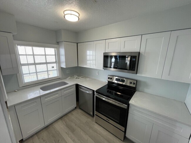 Building Photo - 4730 Coquina Key Dr SE
