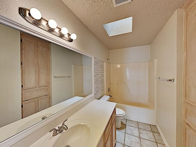 Building Photo - *No App Fee.*1 Month FREE Rent w/move in b...