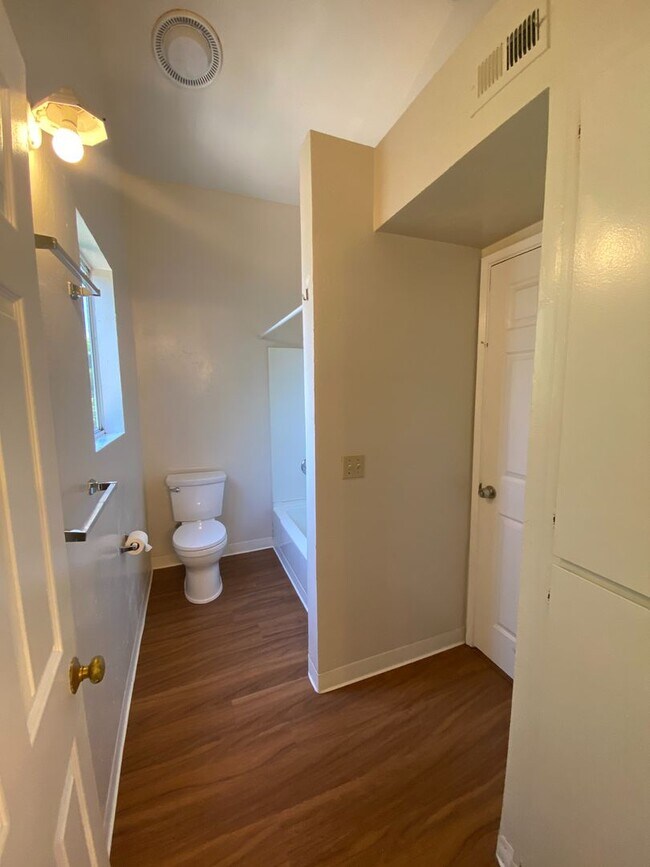 Building Photo - Large House, Close to Campus!!