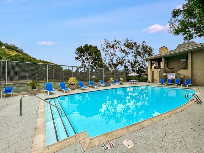 Building Photo - Beautiful 1B/1BA Condo in Hillcrest w/ Upgraded Kitchen, W/D & Swimming Pool!