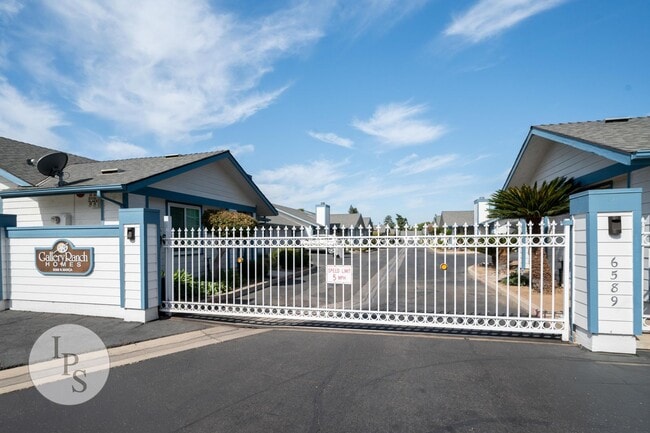Building Photo - 6589 N Maroa Ave