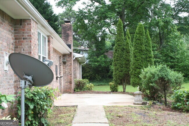 Building Photo - 2075 Pinewood Dr
