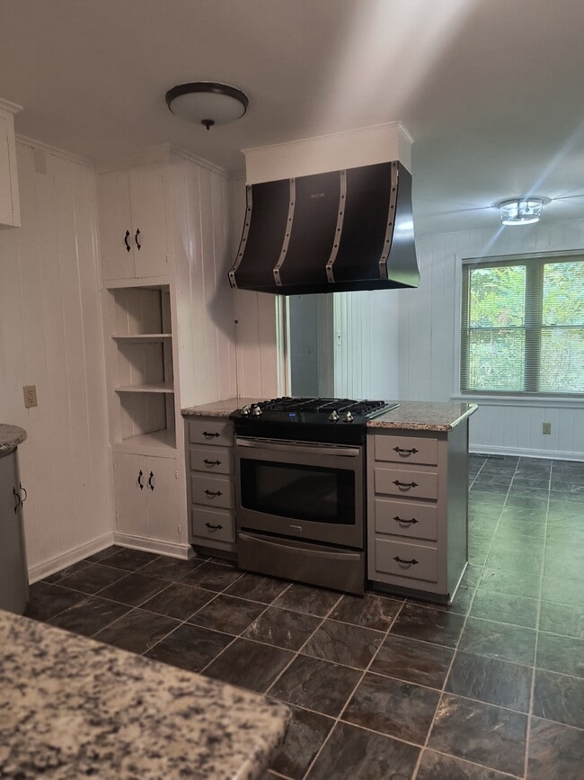 Building Photo - 2 Southern Pines Dr
