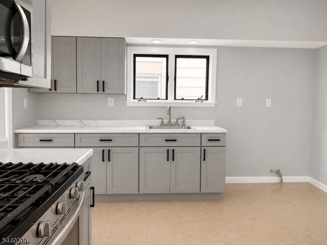 Building Photo - 1110 Hampton Pl