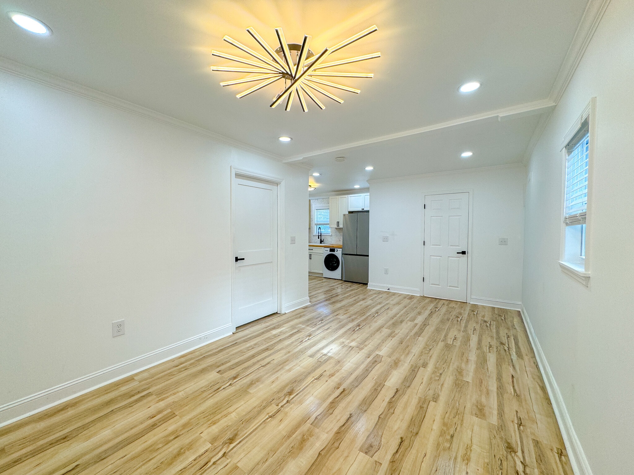 Building Photo - 711 W 44th St