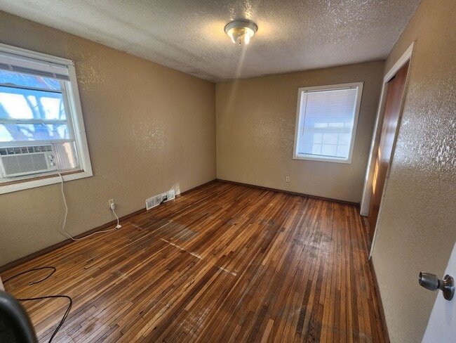 Building Photo - $550 - 1 bed 1 bath apartment *FIRST FULL MONTH RENT FREE*