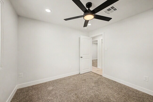 Building Photo - 3701 E Ludlow Dr